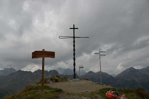Montage des Gipfelkreuzes per Hubschrauber / Katholische Kirche Vorarlberg / Simone Rinner Montage des Carl-Lampert-Kreuzes anlässlich '50 Jahre Diözese Feldkirch' am 18. September 2018 am Kreuzjoch am Golm im Montafon.